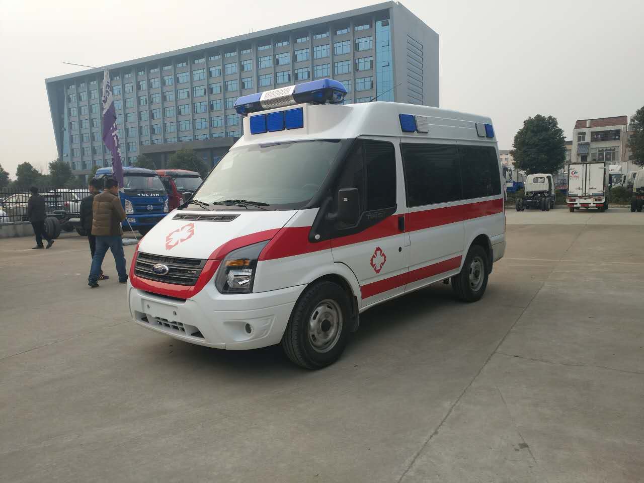 新世代V348短軸中頂救護(hù)車(chē).jpg