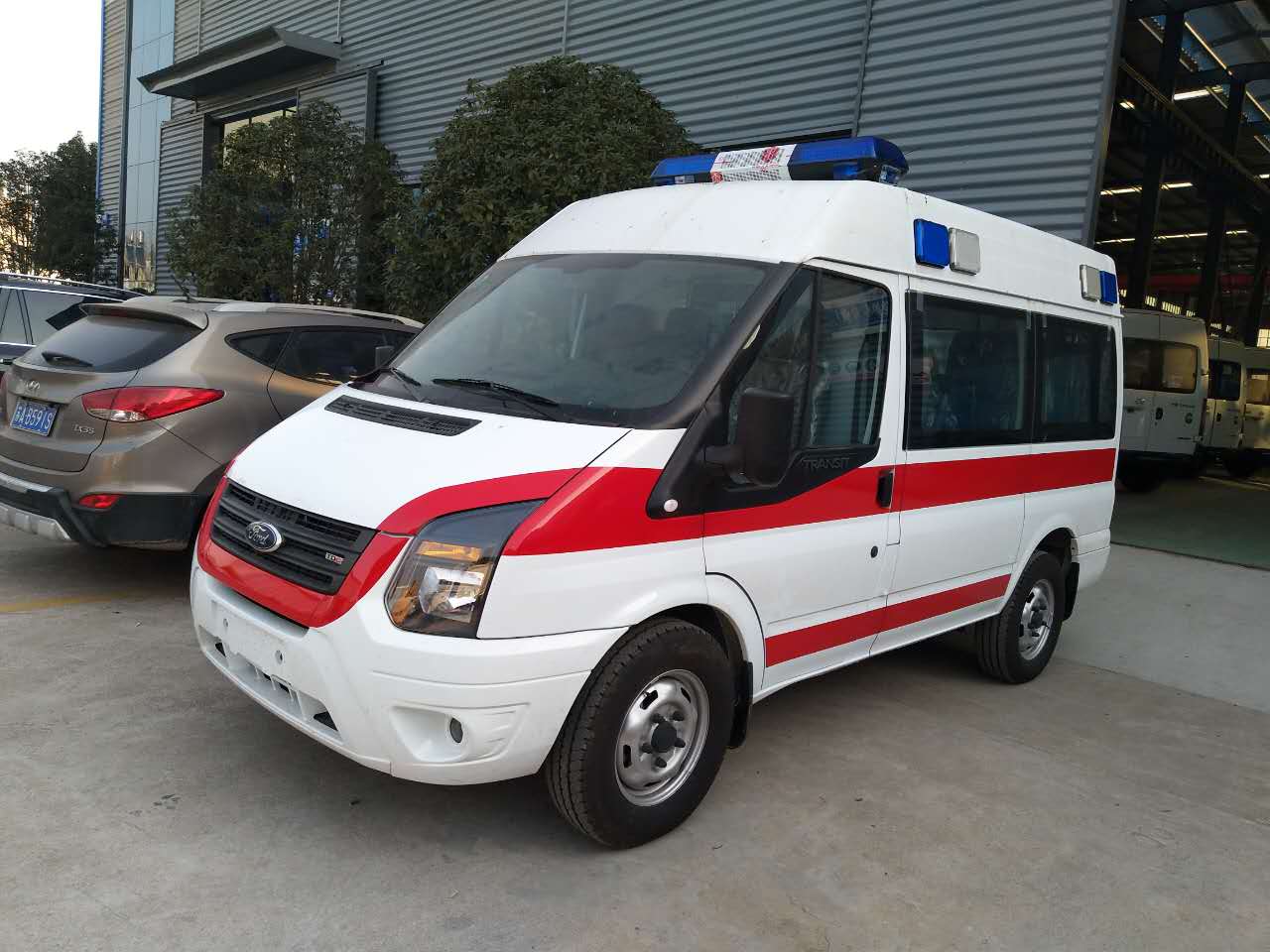 新世代V348短軸中頂救護(hù)車(chē)2.jpg